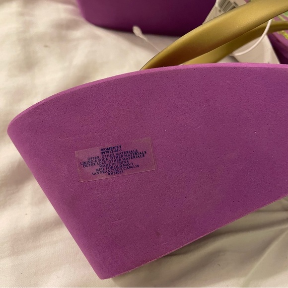 Old navy wedge flip flops-NWT! - Picture 5 of 5